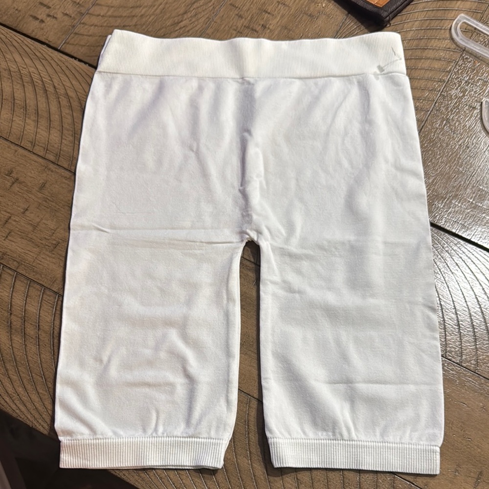 White shortLeggings